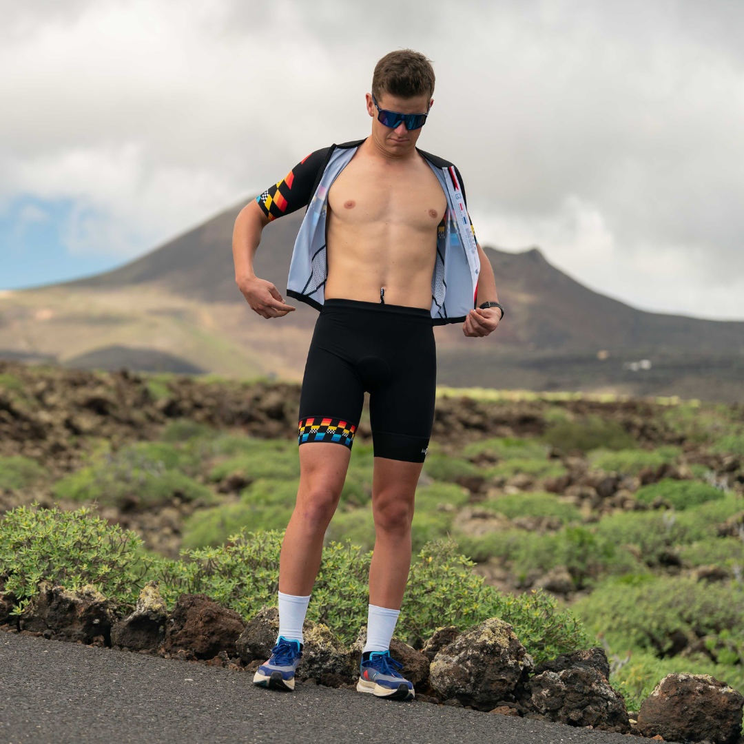 La combinaison trifonction est un équipement essentiel pour les triathlètes, leur permettant de passer facilement d'une épreuve à l'autre sans changer de tenue. Pour une performance optimale, la trifonction doit offrir confort, durabilité et aérodynamisme