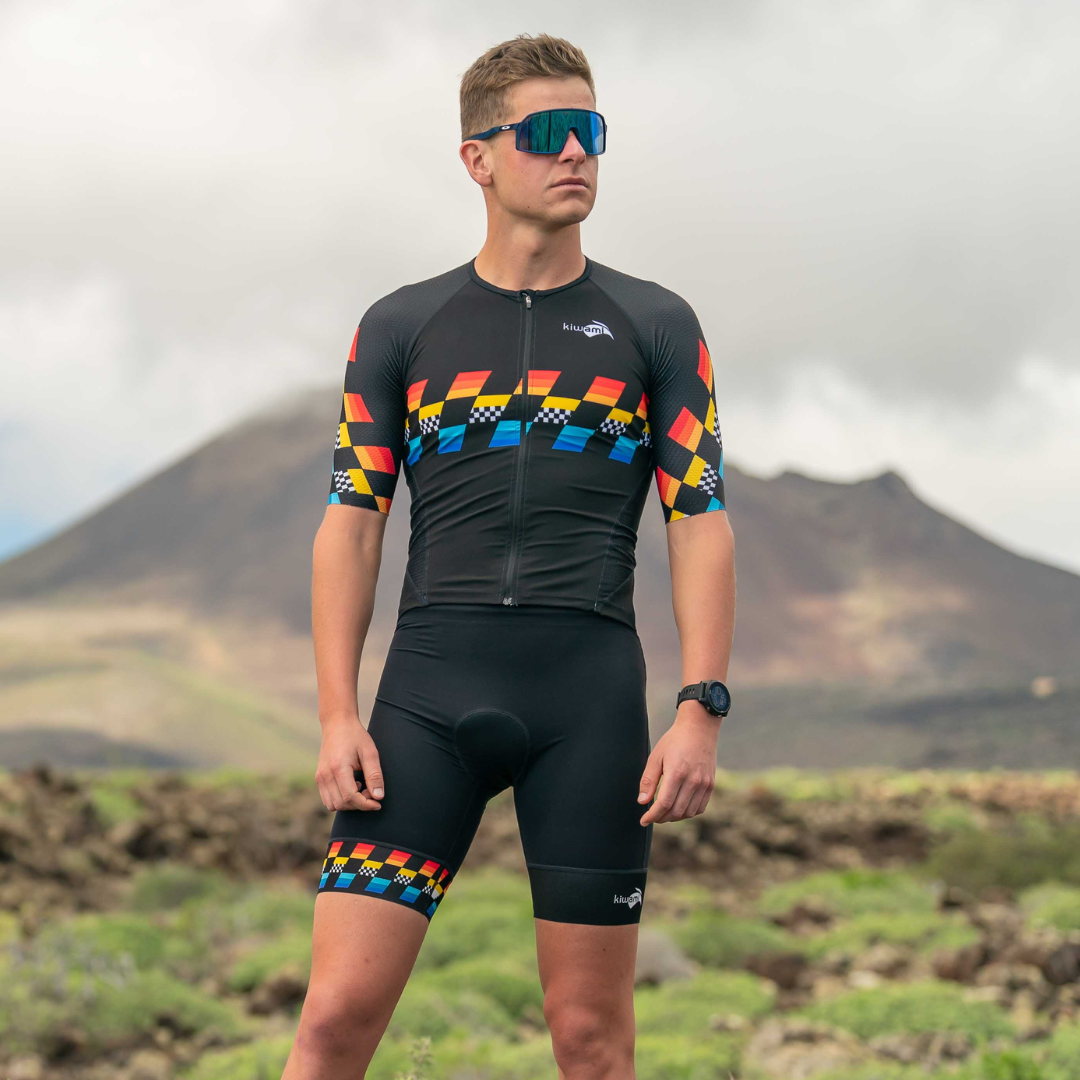 La combinaison trifonction est un équipement essentiel pour les triathlètes, leur permettant de passer facilement d'une épreuve à l'autre sans changer de tenue. Pour une performance optimale, la trifonction doit offrir confort, durabilité et aérodynamisme