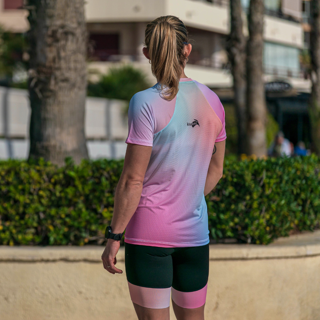 Women's Aurora Running T-shirt – Kiwami
The Aurora women's running T-shirt is designed to deliver lightweight comfort, breathability and optimal performance during every run. Its colorful and original design adds a bold style, while highly breathable technical fabrics ensure excellent moisture management, even during intense efforts. Made in France, it supports athletes from easy runs to race day.