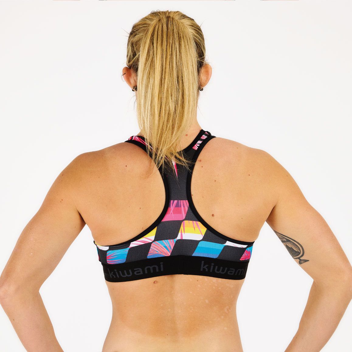 Soutien-gorge de sport type brassière avec bande élastique qui assure un maximum de confort pendant les entraînements d'intensité. Elle a été développée pour optimiser le maintien pendant l'effort que ce soit pour la natation, le cyclisme, le running course à pied et triathlon. Fabriqué en France par Kiwami Sports, cette brassière sera un indispensable pour toutes les sportives triathlètes, runneuses,et cyclistes femme.