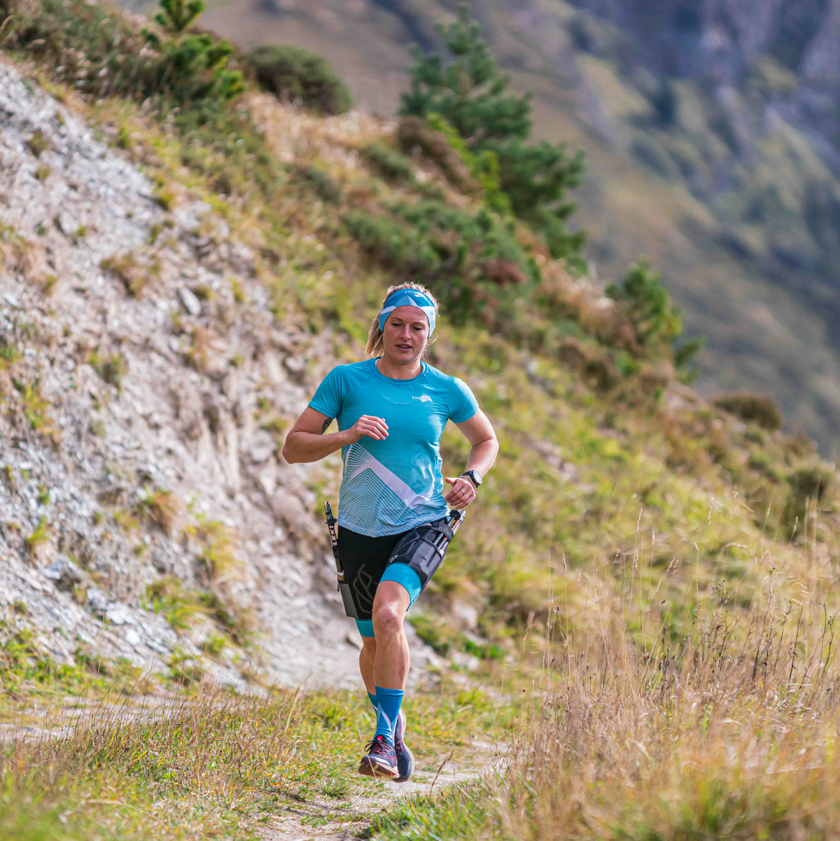 turquoise-cascade-nouveau-trail-short-innovant-porte-bâtons-kiwami-sports-feeltheperformance