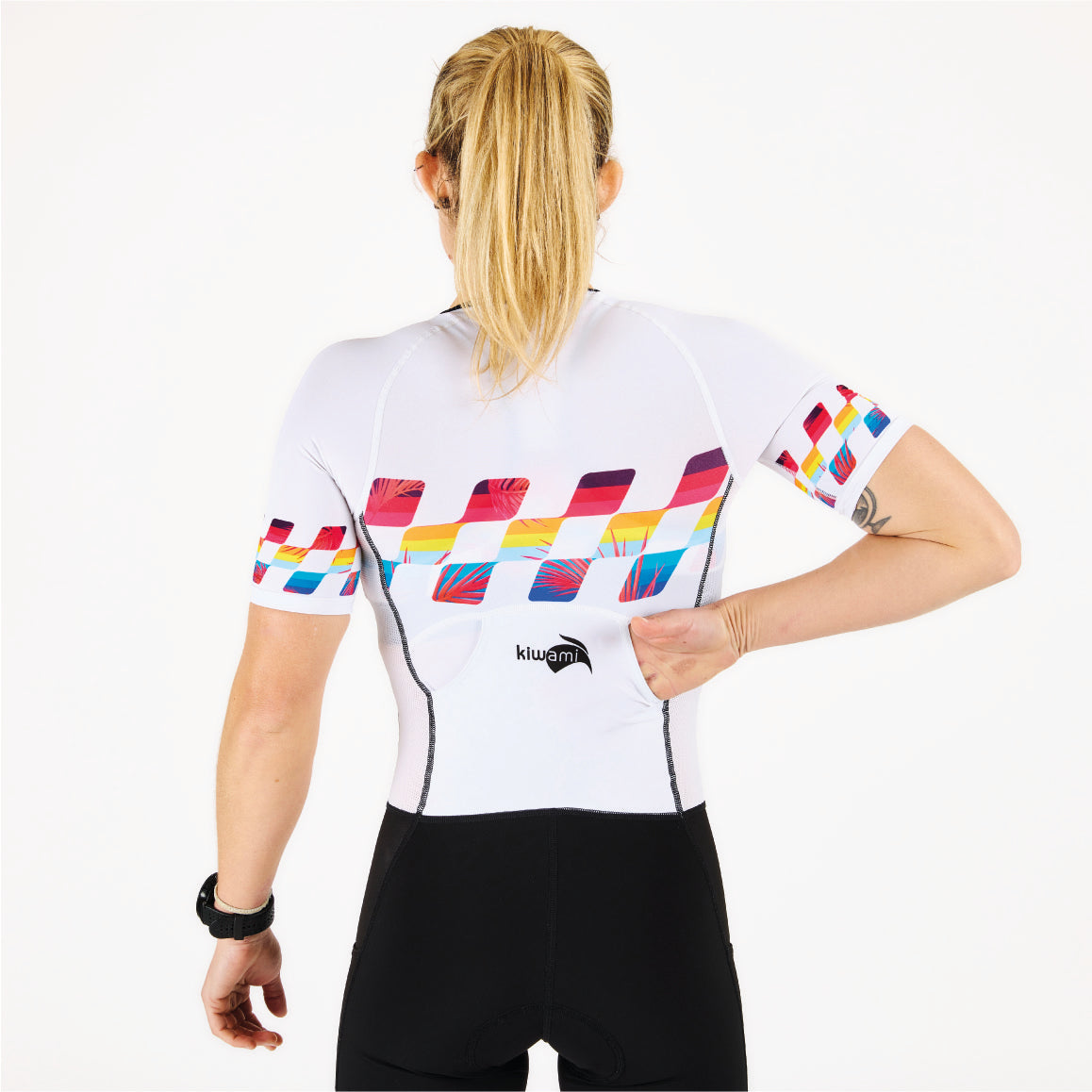 tenue de triathlon femme type " combinaison trifonction" - conçue pour enchaîner les trois disciplines natation vélo course à pied- Une tenue de référence pour les triathlètes féminines