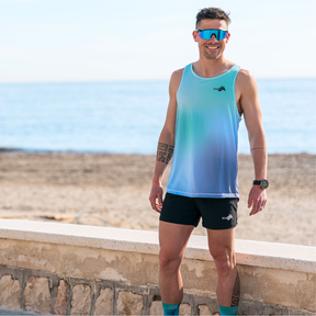 Herren Lauf-Top – Kiwami
Das Kiwami Herren Lauf-Top ist für das Running konzipiert und zeichnet sich durch Leichtigkeit, Weichheit und hohe Atmungsaktivität aus, für optimalen Komfort beim Training und Wettkampf. Originelles Design, hergestellt in Frankreich, vereint Leistung und Stil.