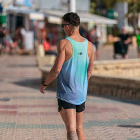 Course à pied Débardeur running homme – Kiwami
Le débardeur de course à pied pour homme Kiwami est conçu pour le running. Il se distingue par sa légèreté, sa douceur et son excellente respirabilité, offrant un confort optimal pendant l’entraînement et les compétitions. Original et fabriqué en France, il allie performance et style.