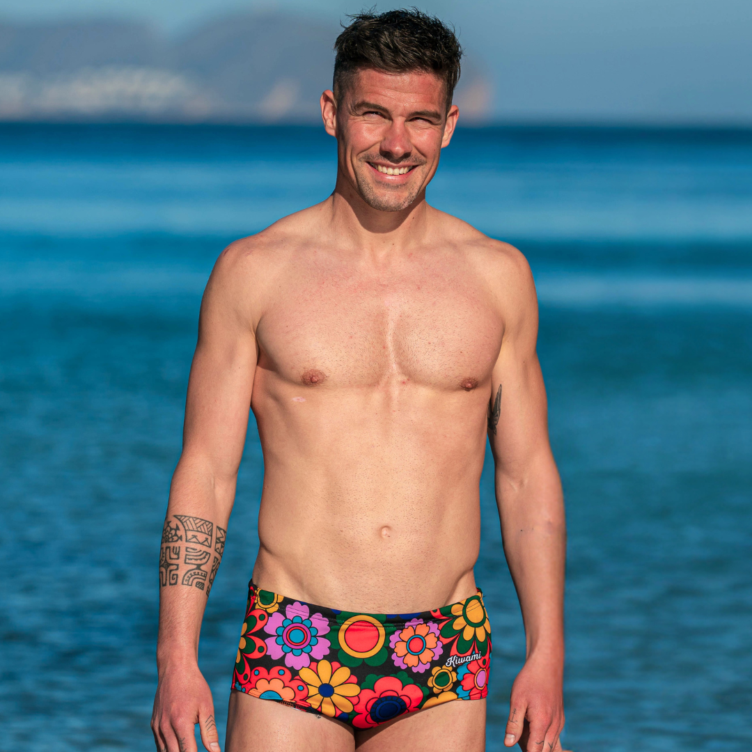 Maillot de natation homme fleurs rétro années 70-80 Kiwami Sports résistant au chlore pour entraînement piscine, fabrication française.