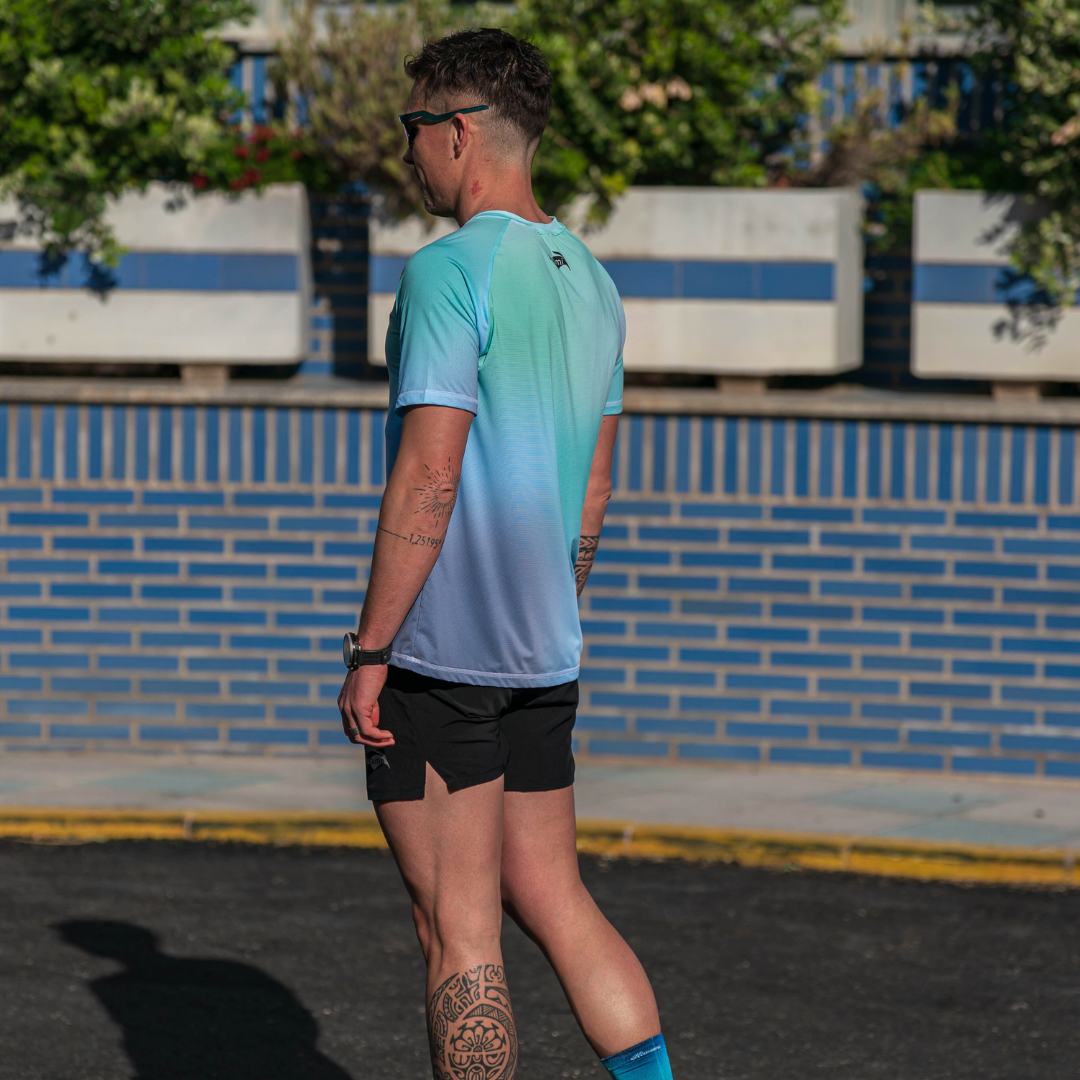 Herren Lauf-T-Shirt – Kiwami
Das Kiwami Herren Lauf-T-Shirt ist für das Running konzipiert. Hergestellt in Frankreich, besticht es durch leichte, atmungsaktive Materialien, die optimalen Komfort und maximale Leistung beim Training und Wettkampf bieten. Entdecken Sie unsere Running-Ausrüstung für Herren, die Stil und Technik vereint.