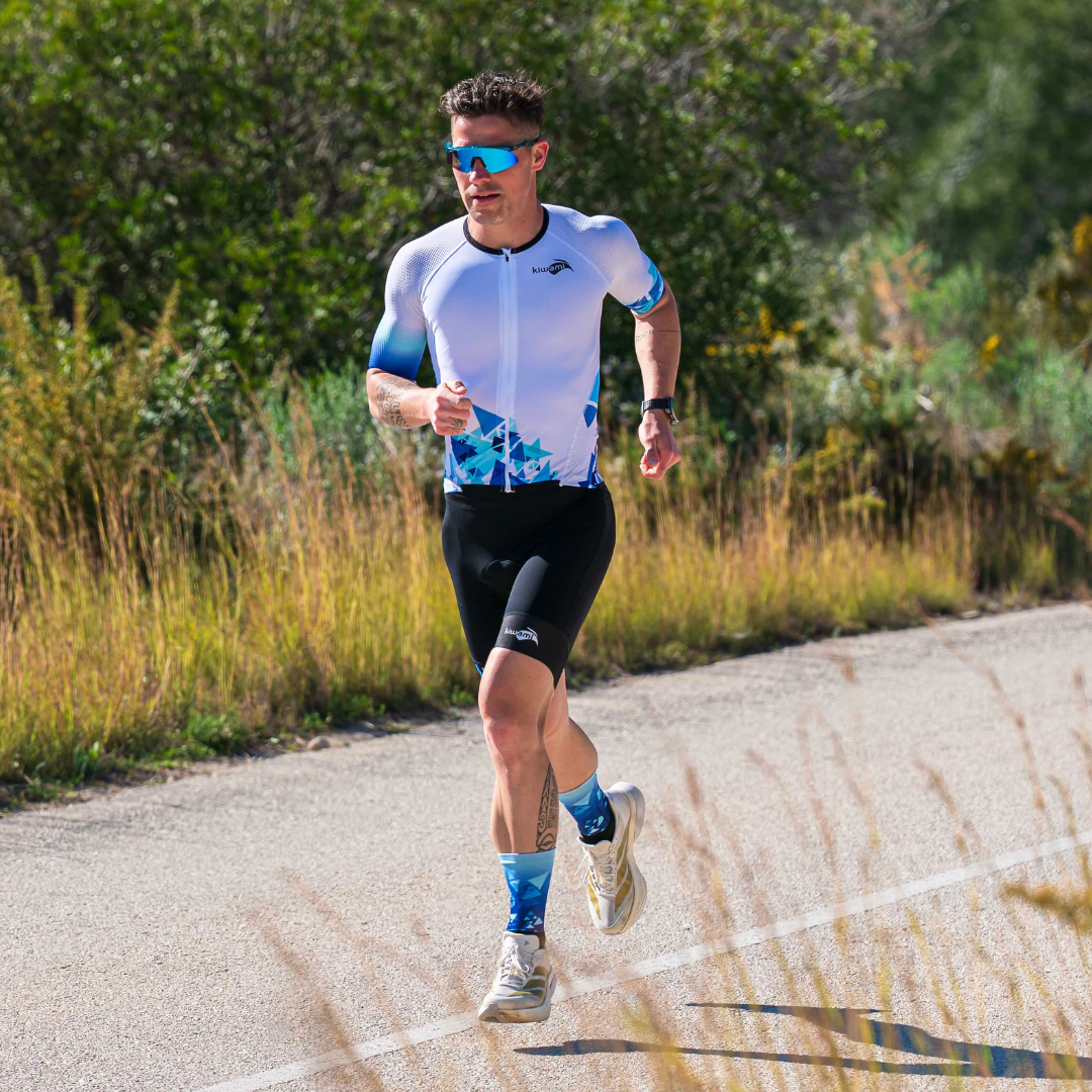Aerodynamischer Triathlon Einteiler Herren Hiranga LD Aero Kiwami mit Ärmeln und Taschen – Langdistanz Triathlonanzug Made in France