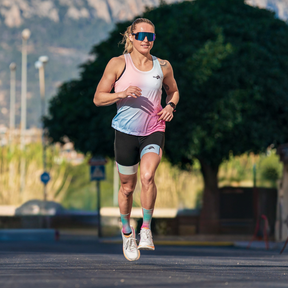 Débardeur running femme Aurora – Kiwami
Le débardeur femme Aurora est conçu pour allier légèreté, respirabilité et liberté de mouvement. Son design coloré et original apporte une touche de style affirmée, tandis que ses matières techniques hautement respirantes assurent un confort optimal, même lors des efforts intenses. Fabriqué en France, il accompagne les runneuses sur toutes les distances, à l’entraînement comme en compétition.