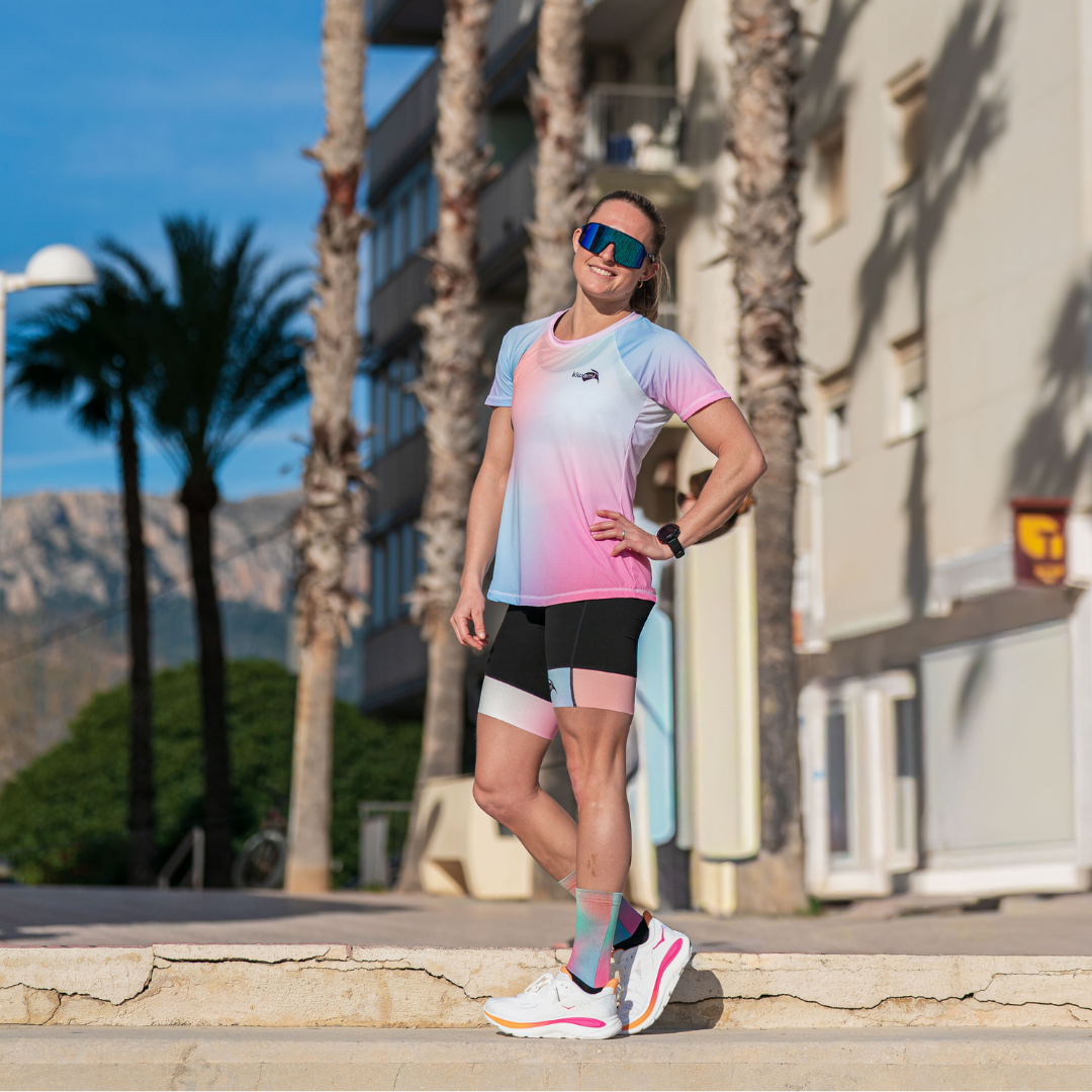 Damen Lauf-T-Shirt Aurora – Kiwami
Das Damen Lauf-T-Shirt Aurora wurde entwickelt, um Leichtigkeit, Atmungsaktivität und optimalen Komfort bei jedem Training zu bieten. Sein farbiges und originelles Design sorgt für einen markanten Look, während hoch atmungsaktive Funktionsmaterialien eine hervorragende Feuchtigkeitsregulierung selbst bei intensiven Belastungen gewährleisten. Hergestellt in Frankreich, ideal für Freizeitläufe und Wettkampf.