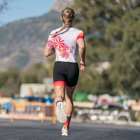 trifonction femme design original Kiwami manches aérodynamiques tenue de triathlon femme longue distance