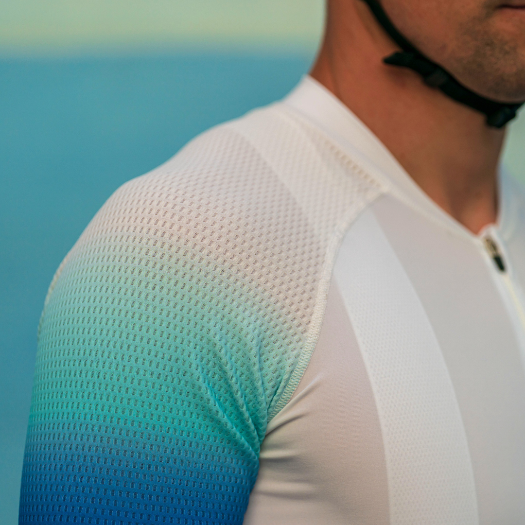 zoom maille textile mesh aérodynamisme tenue vélo homme maillot été manches courtes kiwami blanc et bleu printemps été kiwami made in france