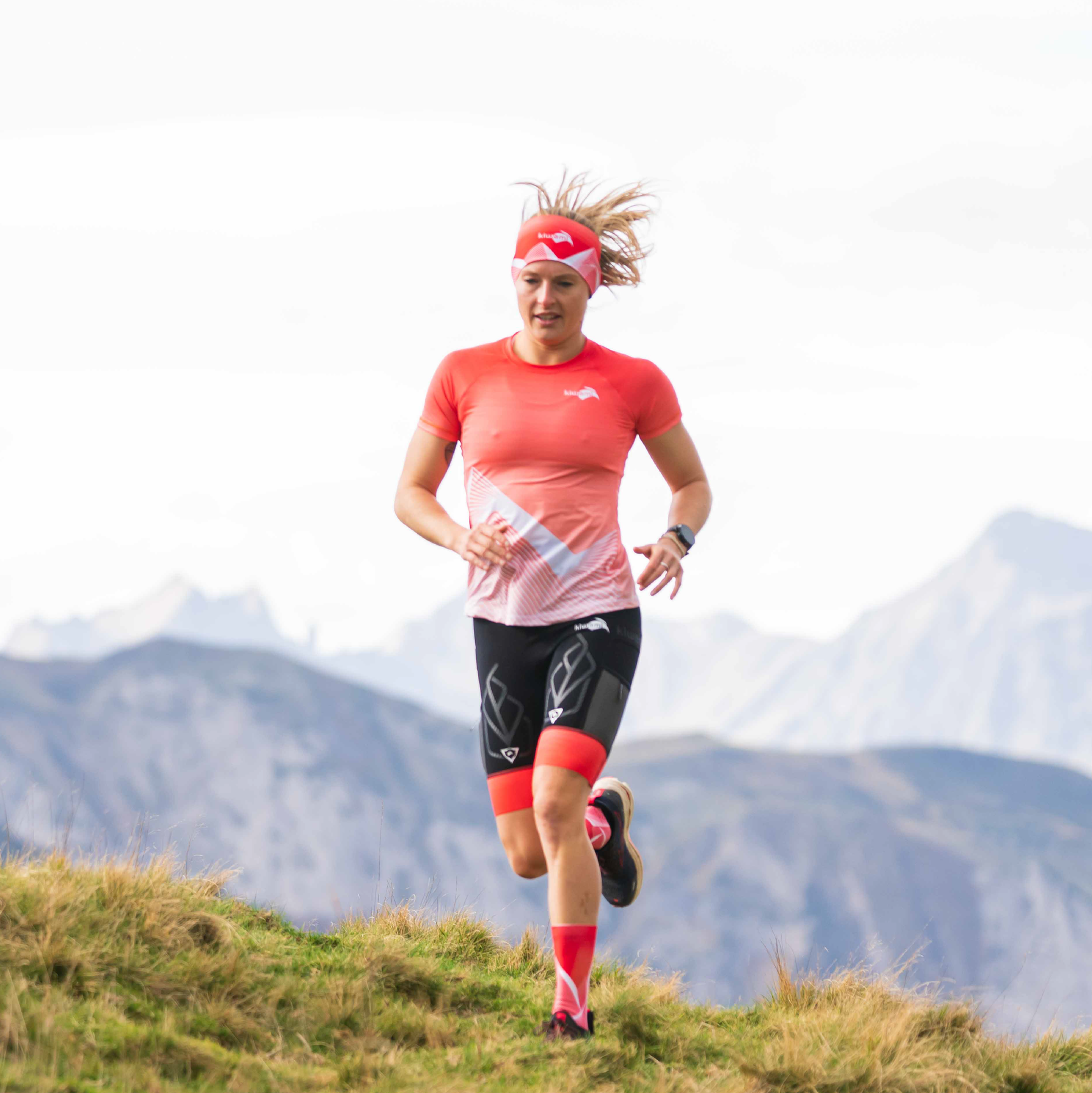 Tee-shirt sport femme idéal pour courir fabriquée en France. Léger - Performant - Confortable - Respirant. trail-running-montagne-azalée