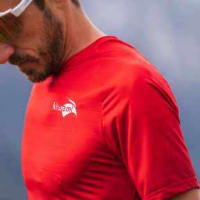 homme-tee-shirt-running-rouge-cairn-respirant-léger-performance-fabrication-française-marque-france-kiwami-sports-feeltheperformance