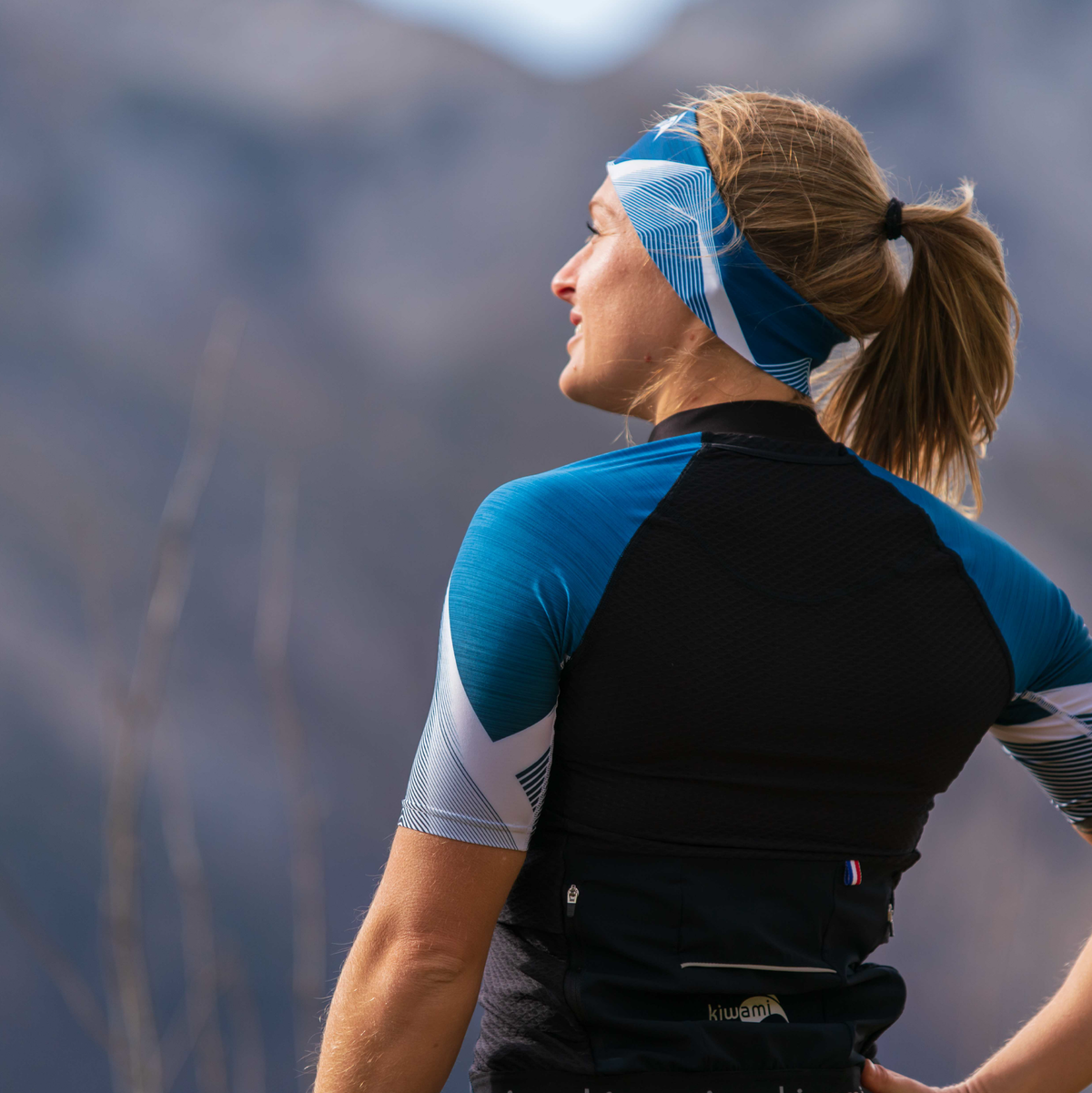 top-maillot-trail-femme-bleu-respirant-poches-liberté-mouvements-fabrication-française-marque-france-innovation-textile-nouveautés-2023-trail-kiwami-sports