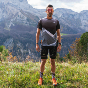homme-vêtement-trail-running-homme-course-à-pied-trail-running-noir-soutien-musculaire-kiwami-sports