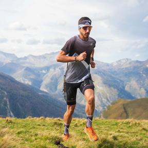 homme-vêtement-trail-running-homme-course-à-pied-trail-running-noir-soutien-musculaire-kiwami-sports-couleurs-granite