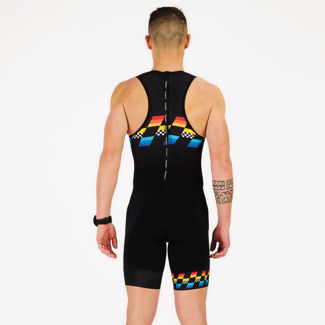 La combinaison trifonction kiwami sports homme permet d'enchaîner les 3 épreuves du triathlon natation vélo course à pied sans changer de tenue. Fabrication Française