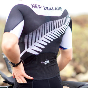 NZ-AERO-grip-legs-combinaison-triathlon-noir-blanc-aero-trifonction-longue-distance-femme-nouvelle-zelande-kiwami-sports-triathlon-training-1