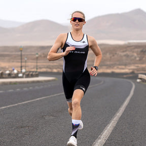 trifonction-femme-women-elite-nouvelle-zélande-triathlon-noir-blanc-all-blacks-tech-tri-suit-world-triathlon-itu-kiwami-sports