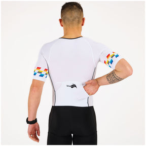 équipement de triathlon, la combinaison trifonction homme longue distance est la tenue parfaite pour les triathlètes, fabrication française poches dorsales ergonomiques pour ravitaillement éclair.